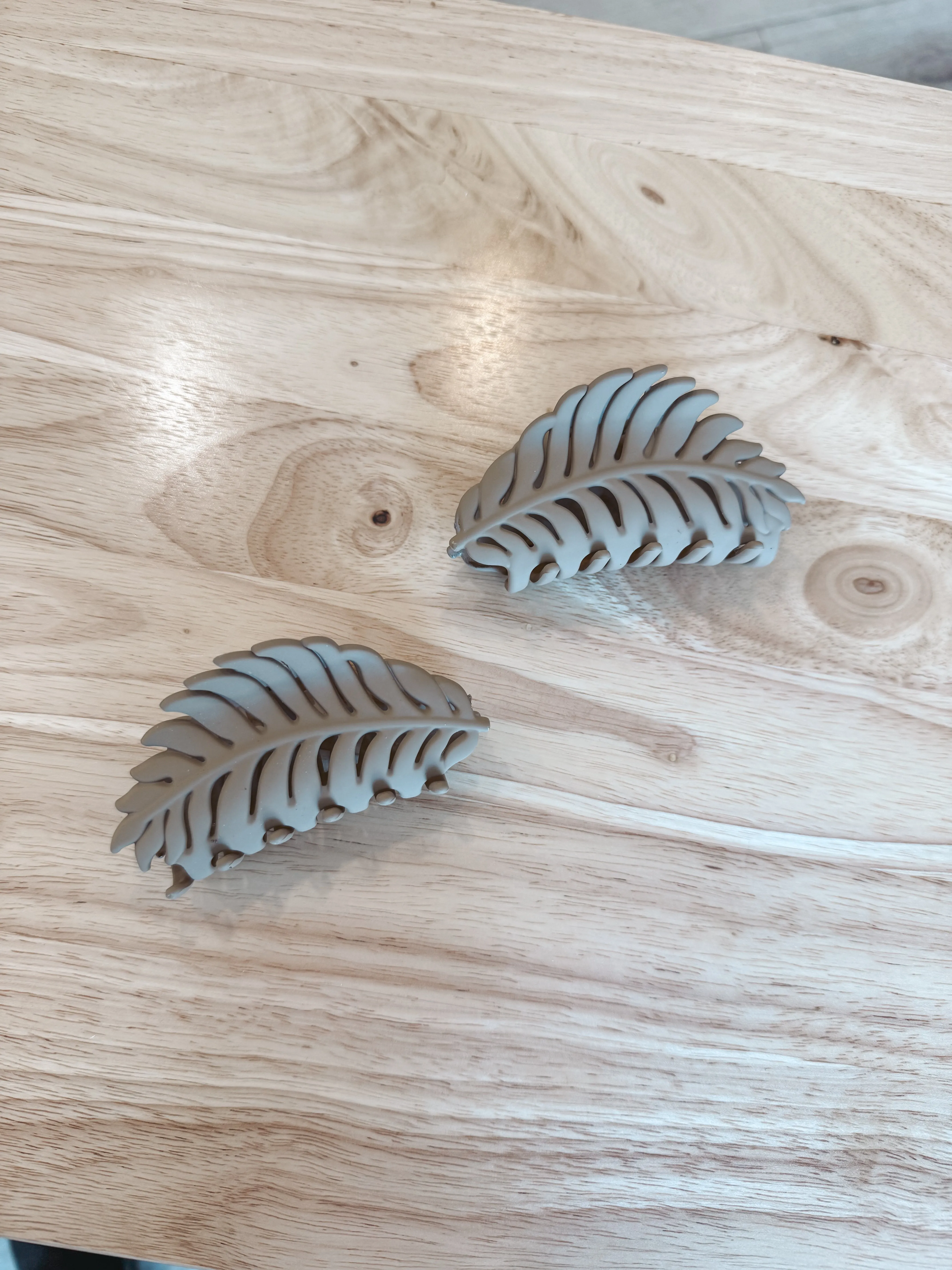 Matte Leaf Claw Clips